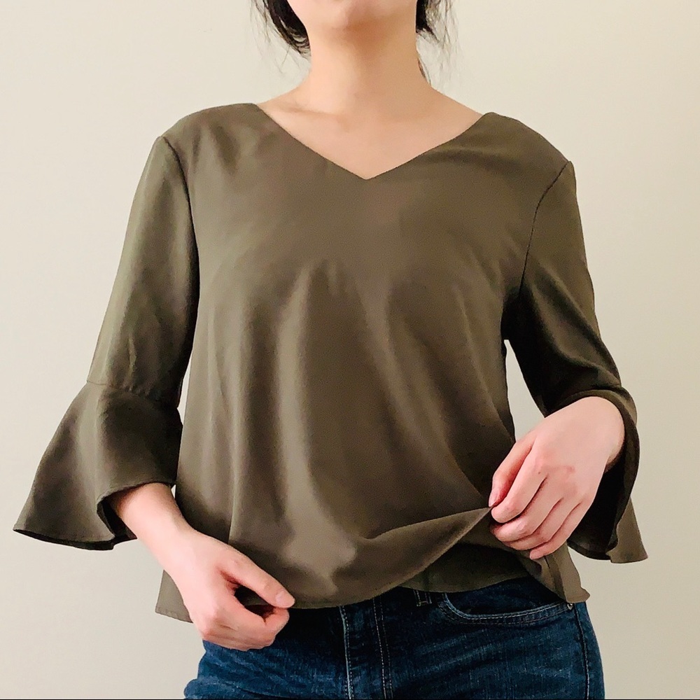 ⚡️ 3/$20 Retro V neck blouse with ruffled sleeves